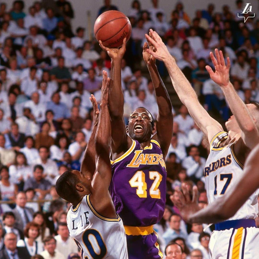 Los Angeles Lakersさんのインスタグラム写真 - (Los Angeles LakersInstagram)「Happy 60th to the legendary Big Game @jamesworthy42 🥽🎉」2月28日 2時29分 - lakers