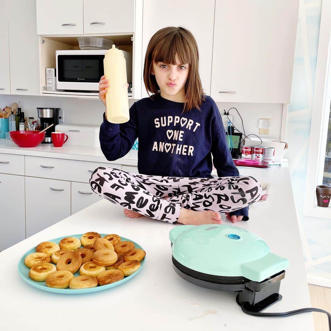 Ilana Wilesのインスタグラム：「This is the face you make when you realize your new squeeze bottle is the key to making successful mini doughnuts. 👌🏻 Since the doughnut maker gets really hot, you need to move fast and the piping bag was taking too long causing all our doughnuts to burn on one side. I’m sure some people can work a piping bag just fine, but we are amateurs and struggled. The squeeze bottle worked great! We just cut the nozzle a bit so the dough came out easier. We made a double glaze this time and they were PERFECT! The mini doughnut maker was Harlow’s favorite present over the holidays. Link to purchase in bio!」