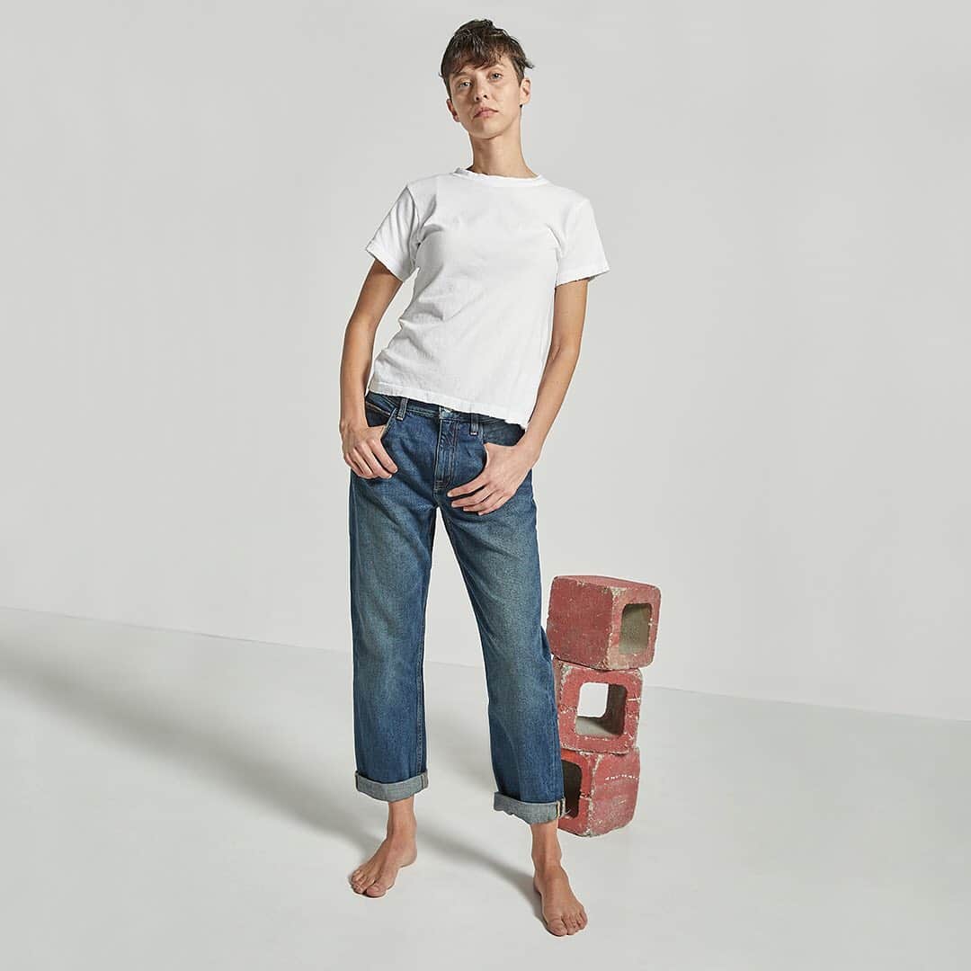 カレントエリオットのインスタグラム：「when in doubt, go back to the essentials / a white tee and some easy denim is always a good idea」