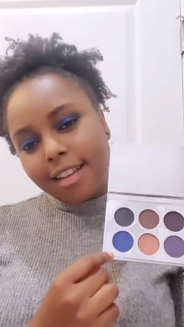 のインスタグラム：「Ready, jet set, go 🖤 @jaz.smi is rocking shade ‘Temptation’ from our Jet Setter Palette. This palette is calling your name ✈️ Get it now at motivescosmetics.com ✨」