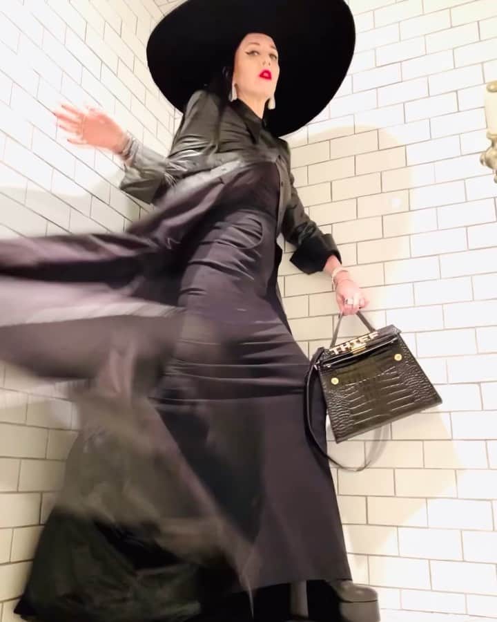 B. Akerlundのインスタグラム：「Secret dinner dates .......with my bestie @marandahair 🖤🖤🖤🖤🖤🖤🖤🖤🖤 all fashion available @theresidencyexperience」