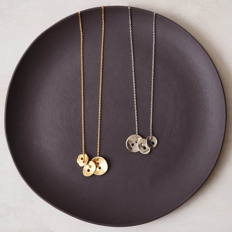 チャンルーのインスタグラム：「Signature details 🏵️Our Chan Luu button in necklace form.」