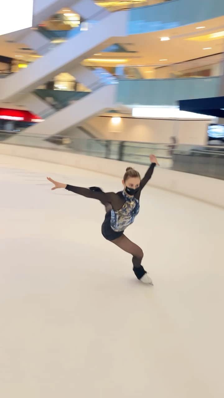 アシュリー・ケインのインスタグラム：「Saturday morning skate sesh ☺️ @ty_leduc   ——————————————————— @galleriadallas @galleriadallasiceskating @we_evolvetogether @jackson.ultima @johnwilsonblades @usfigureskating @teamusa @suffolkdance @outdoorvoices @leggsbrand @the.cains @skatingclubofny」