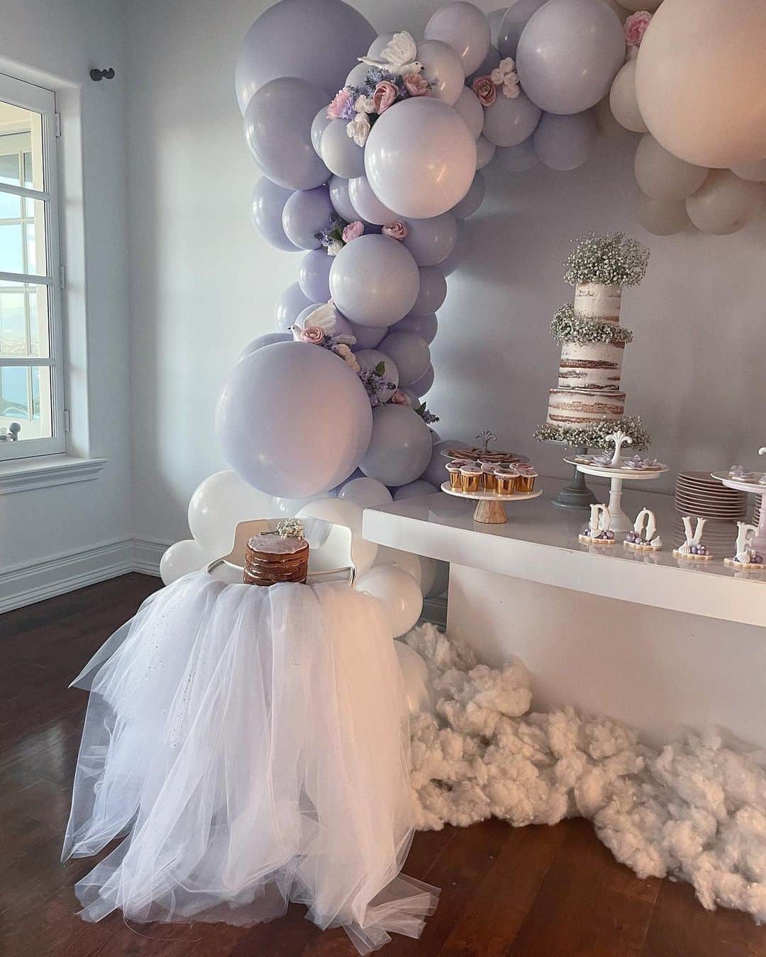 Olivia Piersonさんのインスタグラム写真 - (Olivia PiersonInstagram)「You know I had more photos coming in hot from @dovealayah magical birthday! 🎂 Thank you to everyone for making Dovie’s first birthday so special 🥰 Guests were Covid tested before attendance... Big thanks goes out to: @marketingstudiola @rentalavenue @sweetlaurelbakery @maisondelafork @balloonstudiola @whiteweddingjumpers @irmalomidze @lolliandpops @raisingcanes @mayraqchavez @iamnikoargento」2月28日 2時55分 - oliviapierson