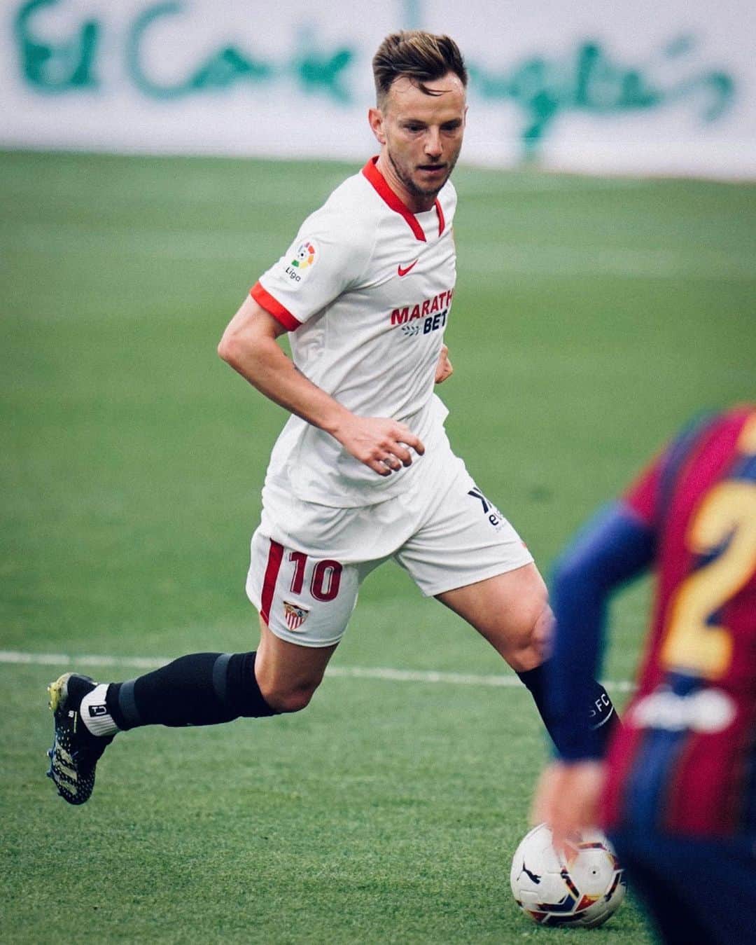 イヴァン・ラキティッチのインスタグラム：「Cabeza alta, #NuncaTeRindas 🙏🏼 @SevillaFC」