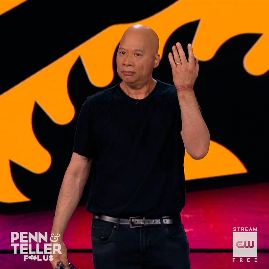 The CWのインスタグラム：「Caution, magician at work! Stream free only on The CW! #FoolUs」
