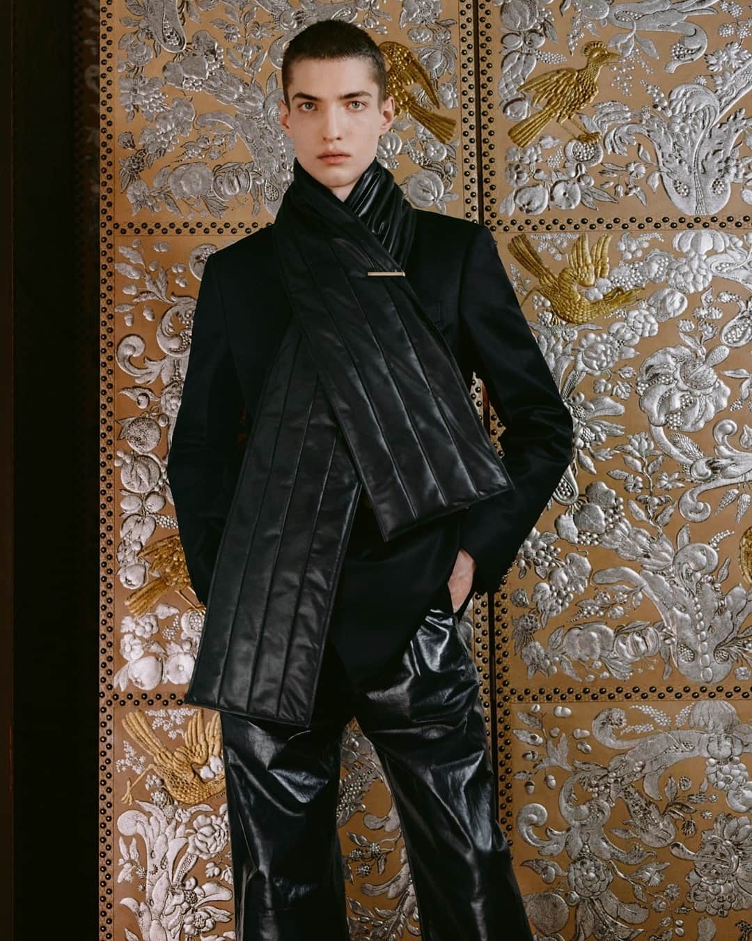 ダンヒルさんのインスタグラム写真 - (ダンヒルInstagram)「AUTUMN WINTER 2021 DUNHILL COMPENDIUM  LOOK NUMBER 25 #dunhillAW21  GT leather scarf, wrap jacket and leather trousers - all in black. For the full story behind the new collection go to the link in our bio.   Creative Director: #MarkWeston  DUNHILL.COM」2月28日 3時01分 - dunhill