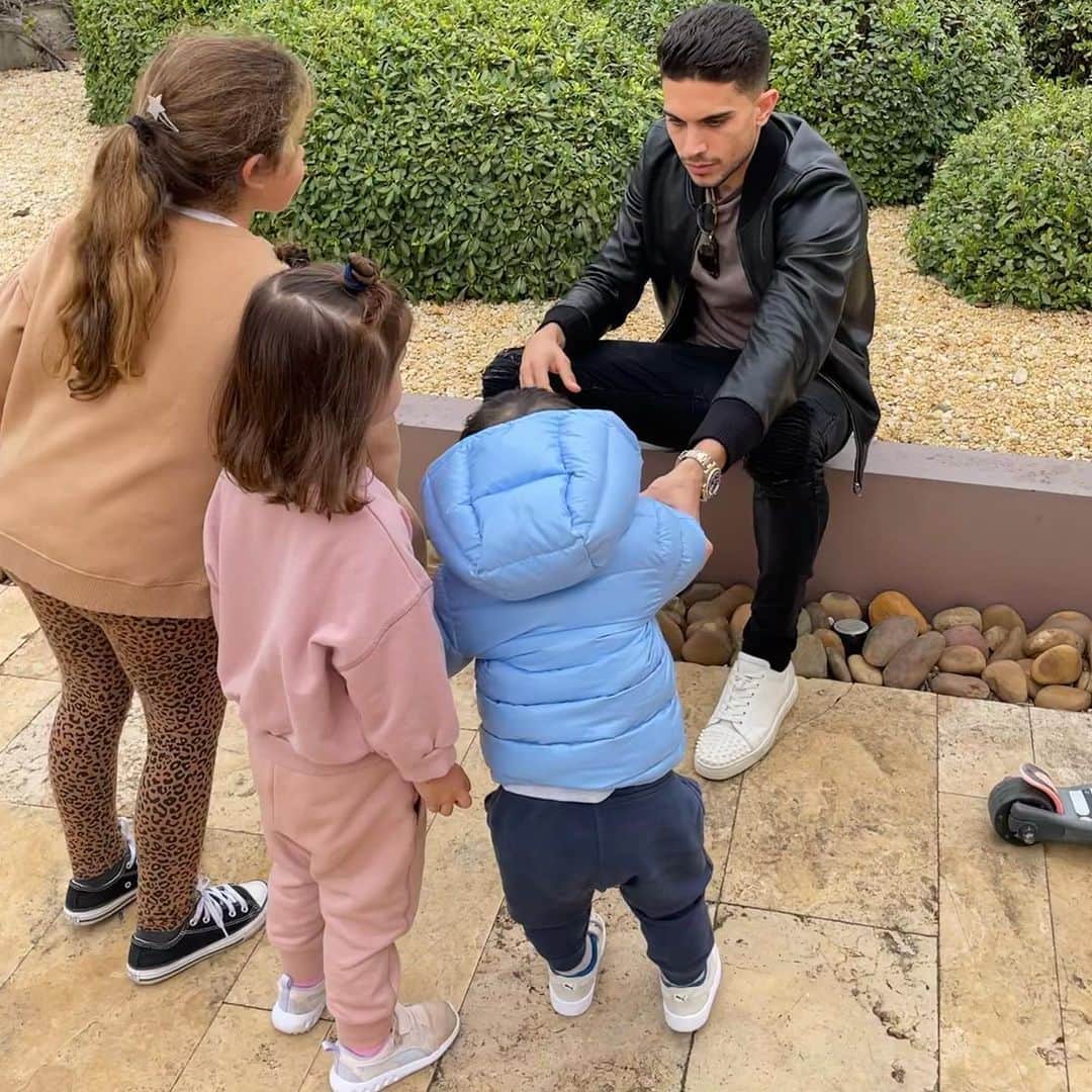 マルク・バルトラのインスタグラム：「My hattrick. 🐣🐥🐤 #family #moments」