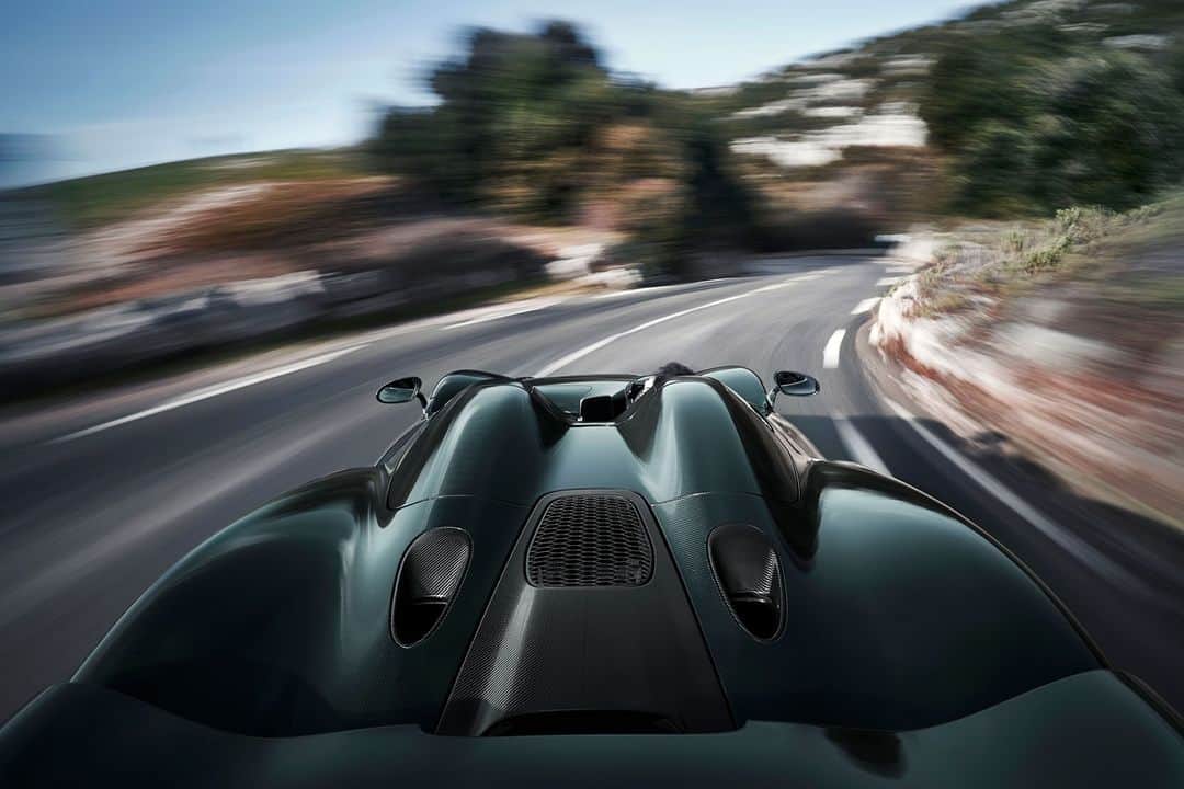 McLaren Automotiveのインスタグラム：「The Elva is shaped to make full use of airflow. Despite having no roof, the Elva still generates enough downforce to enhance the incredible handling and a turbulence-free zone for driver and passenger.」