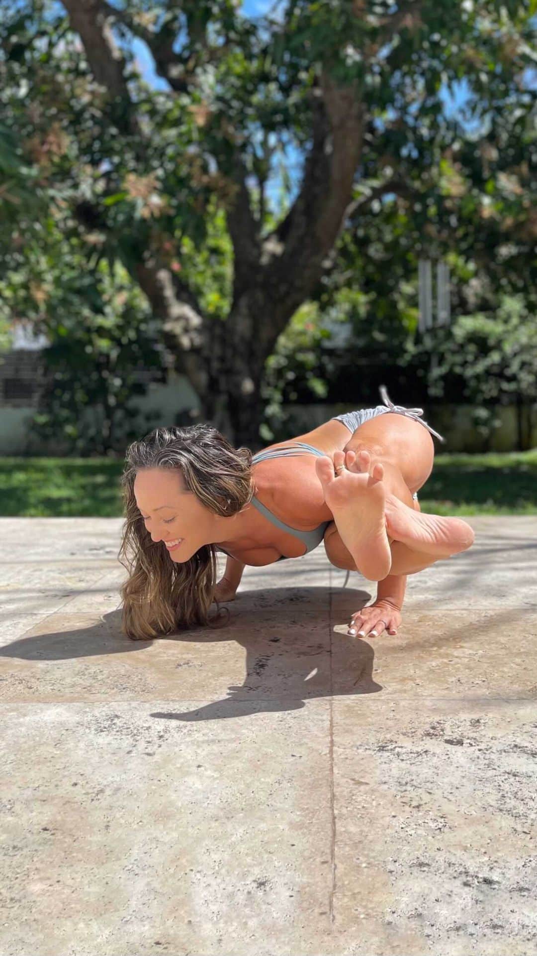 キノ・マクレガ―のインスタグラム：「It takes years to build strength and flexibility. You can’t rush the process. The yoga practice is a spiritual journey. The poses that are the most challenging will benefit you the most in your process of awakening.  _ Practice with me— Yoga Drills Wednesday at 1pm EST  Meditation Sunday at 1 pm EST  @omstarsofficial   Ashtanga Yoga Deconstructed Immersion March 1-5 on @omstarsofficial  _ In-person Mysore week @miamilifecenter March 22-26. Two spots left. _ #yoga #yogi #miami #ashtanga #astavkrasana #strength #armbalance #flexibility #yogapractice #yogainspiration #happy #peace #love #spiritual #1111  💕」