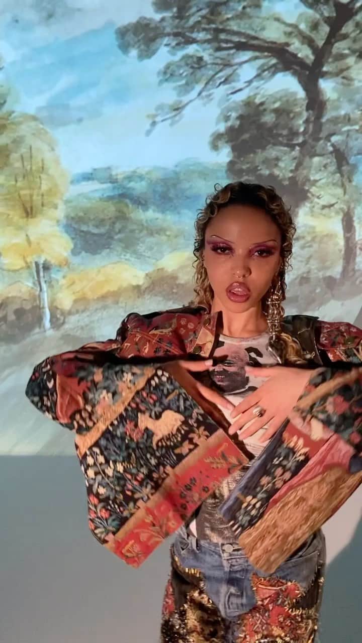 FKAツイッグスのインスタグラム：「💕b💕t💕s💕 @thefacemagazine」