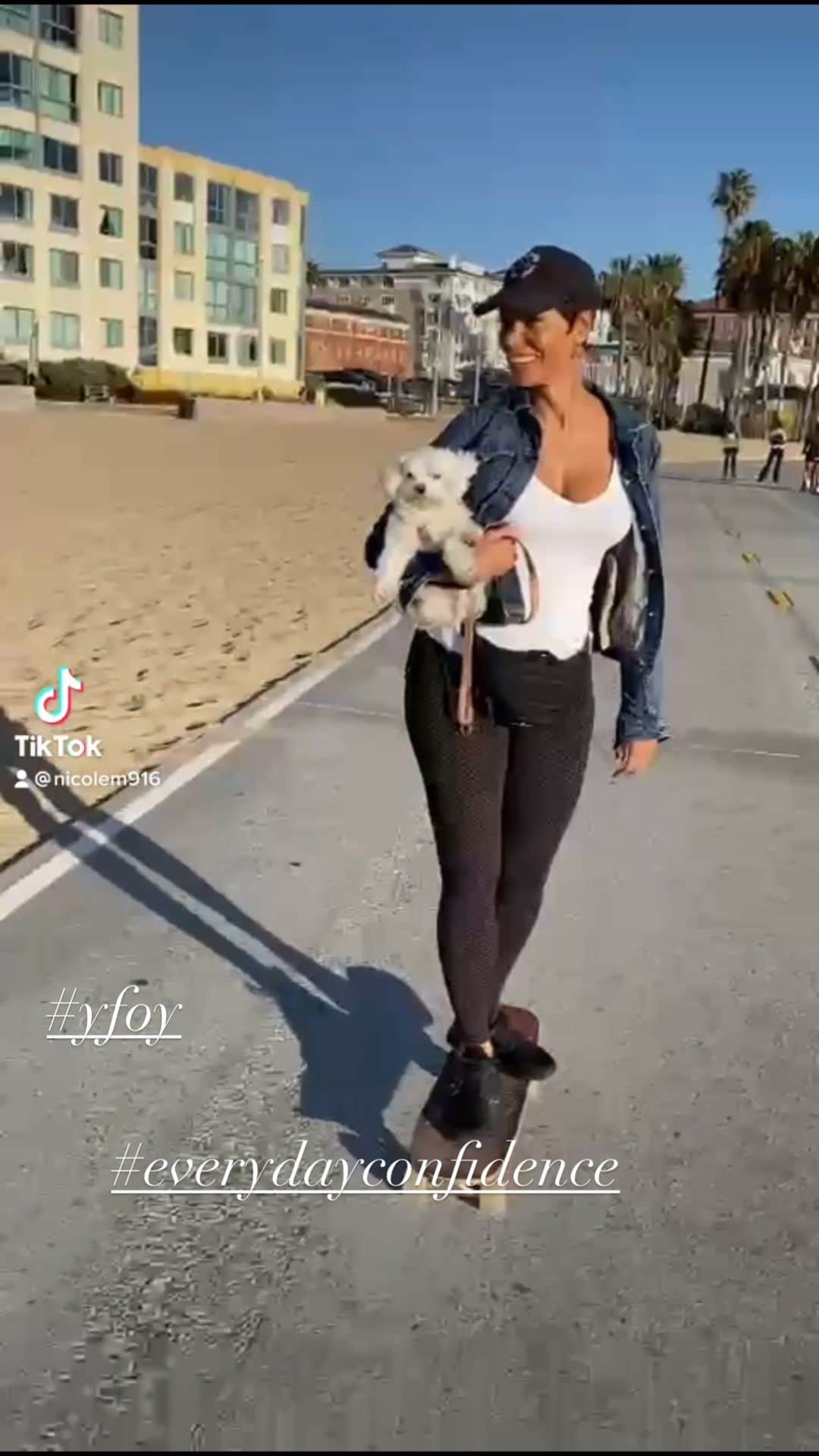 ニコール・ミッチェル・マーフィーのインスタグラム：「Enjoying the moment with my Babi #maltese #skateboard #outfoorfun #healthylifestyle #stayactive」