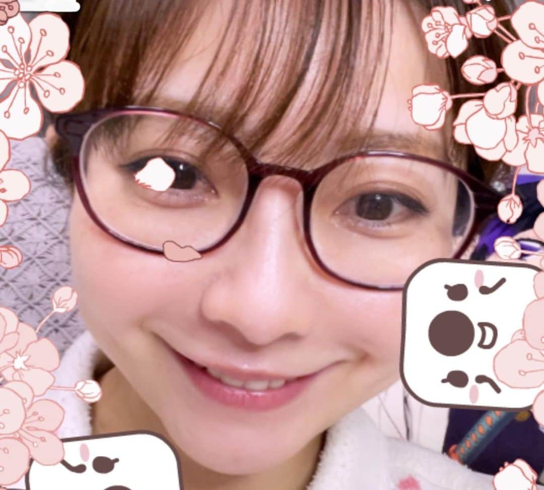 折原みかさんのインスタグラム写真 - (折原みかInstagram)「イチナナliveという配信アプリで認証ライバーとして配信デビューをしました  2月はお試しも兼ねてゆるりと配信していたのですが3月1日からの進撃イベントにガチ参戦してみようと張り切っております（イベント期間中は毎日配信予定） まだアプリをお持ちでない方は無料ダウンロードしてくださいな  そこでお知らせがあります✨✨  軍曹に新規加入で5000coin貰えちゃうアーミーキャンペーンがとってもお得ですよぉー！！  ん？アーミーって何？って方いますよね。うんうん、そんな方に簡単にご説明すると…  ライブアーミーとは入隊した17ライバー(配信者)の配信ルームにて、特殊なアーミー専用ギフトや入場時のアニメーションなど、さまざまな特典が受けられるファンクラブのようなもの 軍曹、少佐、中佐、大佐、など段階がありますが、例えば軍曹ですとこんな特典があります↓↓↓  ・アーミー専用入室通知 ・アーミー専用ギフト開放 ・軍曹専用プロフィールバッジ ・視聴者枠の優先表示 ・一部弾幕コメントが無料で規定回数使用可能　  そして更にっ 3月中にアーミー様になってくれた方にはおりりんの写真が入ったオリジナルグッズをプレゼント🎁  その他、 🥟アーミー限定配信 🥟配信時間外のチャット。ギャング『おりりんの小部屋』へご招待 🥟個人撮影会・特別枠の予約優先権 🥟おりりんからの信頼の眼差し笑  などの特典もついてるよんっっ モリモリ盛りだくさんだね  残り3日しかないキャンペーンなので、入るなら絶対今がチャンス٩(๑❛ᴗ❛๑)۶  是非この機会にアーミーになって応援してください！よろしくお願いします」2月28日 3時09分 - mikaorihara