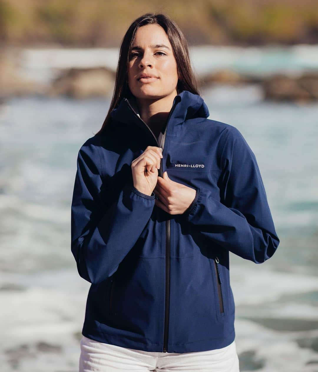 ヘンリロイドのインスタグラム：「New arrival this week - The windproof and highly water resistant Antigua 2.5L Stretch Light Jacket is made with versatility and comfort in mind. This highly packable and lightweight product is perfect for layering or keeping close by for any surprises that the weather has in store. It’s simplistic design makes the jacket easy to pair with other items and the lightweight 2.5 layer, 4-way stretch Nylon/PU material makes sure you stay comfortable in any type of weather. Shop now at henrilloyd.com #henrilloyd #womenswear #jacket #spring」