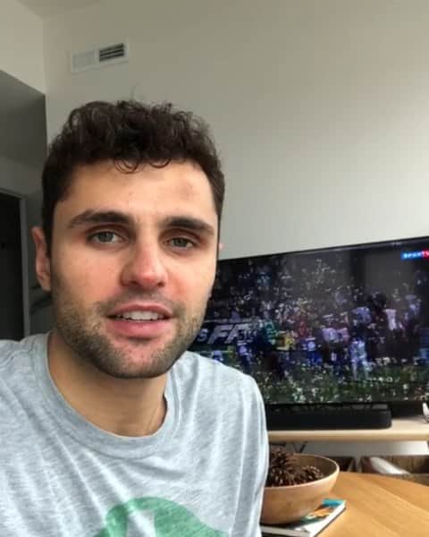 ラウル・ネトのインスタグラム：「Agora não fico mais de fora das brincadeiras nos grupos da família e dos amigos! 🤪⚽😎 Com o @Globoplayusa eu consigo ver o futebol ao vivo na minha Smartv. E também está disponível nos dispositivos Roku!  Ainda dá tempo de assinar pra ver o primeiro jogo da final da Copa do Brasil amanhã ao vivo. Entre na App Store da sua TV, celular ou computador e faça sua assinatura.E qual o seu palpite pro jogo de amanhã? Grêmio ou Palmeiras?  #ad #RaulNeto」