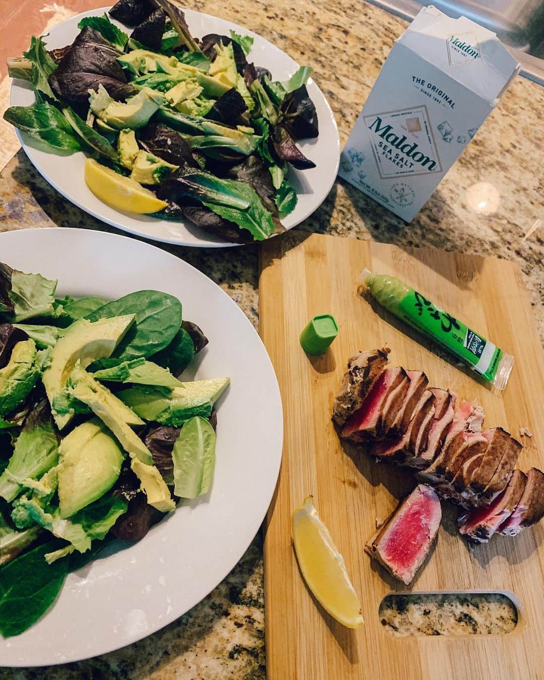 のインスタグラム：「This is a great lunch for when you are getting back into the gym. Seared Ahi tuna salad with one of my favorite salts, @maldonsalt #b2bbody」