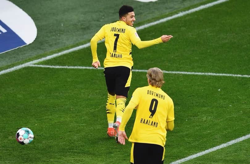 ジェイドン・サンチョのインスタグラム：「Solid win, goal n assist. Happy to be the youngest Bundesliga player to reach 50 assists. 🤝  Strike a pose @emrecan23 😅📸」