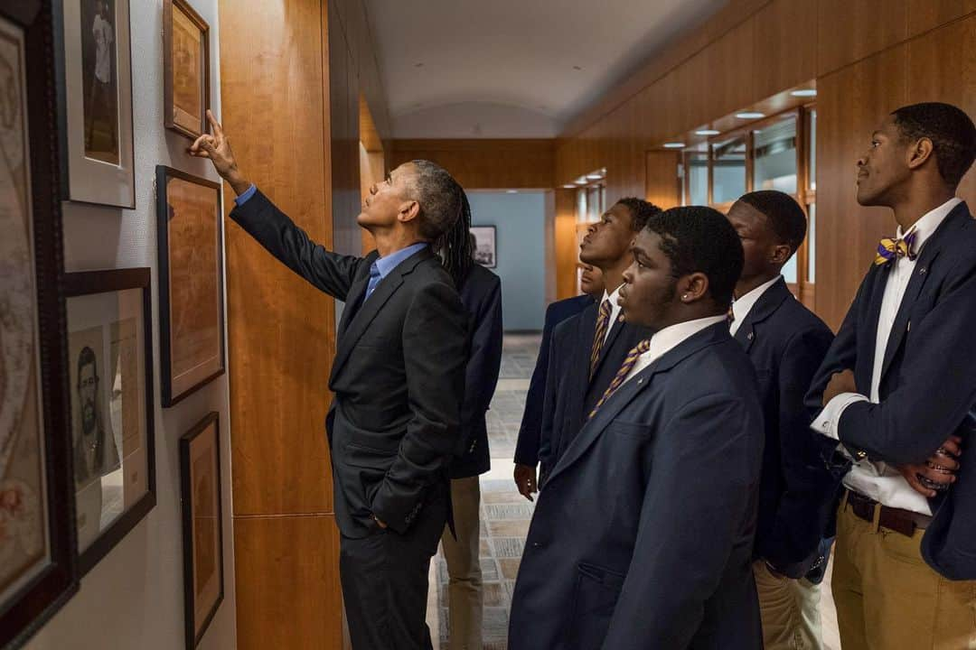 Barack Obamaさんのインスタグラム写真 - (Barack ObamaInstagram)「It’s been seven years since we launched the My Brother’s Keeper initiative at the White House to reduce barriers and expand opportunity for boys and young men of color. That day, I said I knew that this work wouldn’t be easy; we're dealing with complicated issues that run deep in our country’s history and are entrenched in our minds.  This past year, the combined crises of the COVID-19 pandemic and racial injustice once again laid bare why it was important for us to launch the @MBK_Alliance—because it’s up to all of us to build communities that are more safe, more equitable, and more just for everyone who lives in them. That’s why I’m continually inspired by the innovative, hardworking folks who have stepped up to the plate since 2014, especially in recent months.  From joining community-wide efforts to reimagine policing to distributing food, standing together in peaceful protests, and hosting virtual check-ins, My Brother’s Keeper leaders have doubled down to reduce the barriers that hold young men of color back. And by joining the Alliance, you can help us reach even more. It remains true that the only way this country lives up to its ideals is if our young people are able to reach their full potential, and we all have a stake in their success. Ensuring that our young people can go as far as their dreams and hard work will take them is the single most important task that we have as a nation. And I am committed to continuing this work of supporting our young men and boys of color as they reach for their fullest potential.」2月28日 3時18分 - barackobama