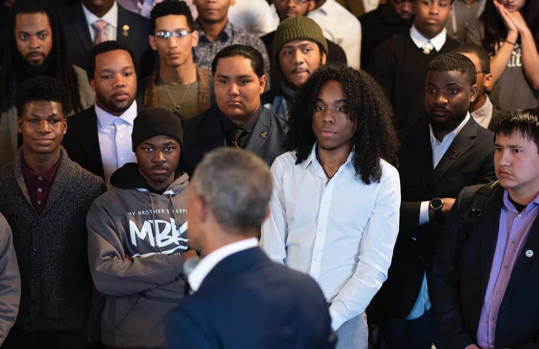 Barack Obamaさんのインスタグラム写真 - (Barack ObamaInstagram)「It’s been seven years since we launched the My Brother’s Keeper initiative at the White House to reduce barriers and expand opportunity for boys and young men of color. That day, I said I knew that this work wouldn’t be easy; we're dealing with complicated issues that run deep in our country’s history and are entrenched in our minds.  This past year, the combined crises of the COVID-19 pandemic and racial injustice once again laid bare why it was important for us to launch the @MBK_Alliance—because it’s up to all of us to build communities that are more safe, more equitable, and more just for everyone who lives in them. That’s why I’m continually inspired by the innovative, hardworking folks who have stepped up to the plate since 2014, especially in recent months.  From joining community-wide efforts to reimagine policing to distributing food, standing together in peaceful protests, and hosting virtual check-ins, My Brother’s Keeper leaders have doubled down to reduce the barriers that hold young men of color back. And by joining the Alliance, you can help us reach even more. It remains true that the only way this country lives up to its ideals is if our young people are able to reach their full potential, and we all have a stake in their success. Ensuring that our young people can go as far as their dreams and hard work will take them is the single most important task that we have as a nation. And I am committed to continuing this work of supporting our young men and boys of color as they reach for their fullest potential.」2月28日 3時18分 - barackobama