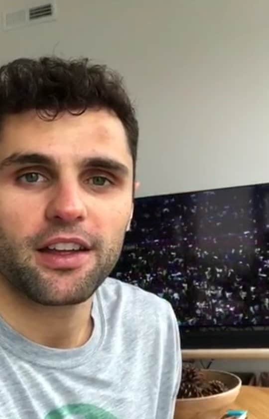 ラウル・ネトのインスタグラム：「Agora não fico mais de fora das brincadeiras nos grupos da família e dos amigos! 🤪⚽😎 Com o @Globoplayusa eu consigo ver o futebol ao vivo na minha Smartv. E também está disponível nos dispositivos Roku!  Ainda dá tempo de assinar para ver o primeiro jogo da final da Copa do Brasil amanhã ao vivo. Entre na App Store da sua TV, celular ou computador e faça sua assinatura.Qual seu palpite pro jogo de amanhã? Grêmio ou Palmeiras?  #ad #RaulNeto」