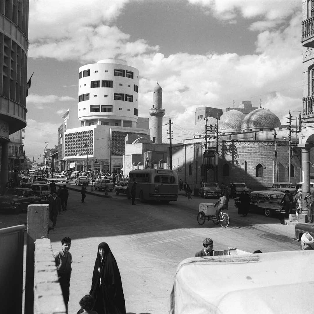テート・ギャラリーさんのインスタグラム写真 - (テート・ギャラリーInstagram)「This photographic work titled ‘Shorja Street, Baghdad, 1960’  by Latif Al Ani (b.1932, Iraq) is a street view of a mosque next to a building by Iraqi architect Rifat Chadirji, who designed more than 100 buildings across Iraq including the Tobacco Monopoly Headquarters and the Central Post Office in Baghdad. Latif Al Ani’s images are an extensive and invaluable archive of a shifting socio-political, economic and cultural landscape in Iraq during the late 1950s and early 1970s. Al Ani captured the ever-evolving state of prosperity occurring in Iraq at the time, showing high speed urbanisation, cultural initiatives and social life, as well as the coexistence of old and new. His images show archaeological sites of the first civilisations juxtaposed with newly established modernist monuments and architectural pursuits. Al Ani was inspired by a desire to capture the contrast between the past and present, and to preserve heritage in the face of modernising forces.   Join us on 2 and 9 March for three free online sessions which will discuss Al Ani’s work alongside other architectural histories. The seminar will bring together scholars, researchers and curators to explore architectural production in the blurred era of independence to the post-colonial period of the mid-20th century, focussing on cities in Africa, Middle East and South Asia. The event is free and open to all. If you'd like to join us, please book your free ticket by clicking the link in today's bio.  Latif Al Ani, Shorja Street, Baghdad, 1960. Latif Al Ani Collection, courtesy of the Arab Image Foundation, Beirut and Gallery Isabelle van den Eynde, Dubai.」2月28日 3時23分 - tate
