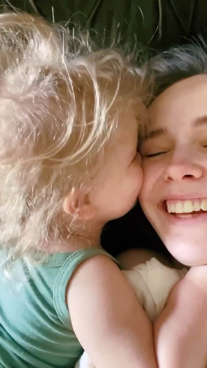 Acacia Brinleyのインスタグラム：「Nothing like late Saturday mornings with kisses in bed❤️」