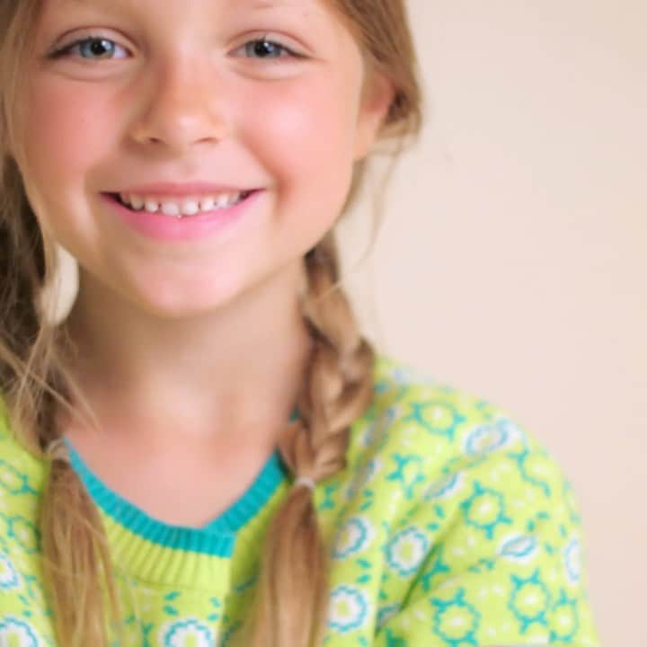 のインスタグラム：「You know us, no collection is complete without our favourite jacquard knit. This summer we've chosen a light knit in bright colours, with lime, green, pink and a hint of purple. A jumper made with love in Portugal to wear with love wherever you are.⁠⁠ 🌸⁠⁠ #oilily #oililyworld #SS21⁠ #spring #summer #womenswear #kidswear #printonprint #oililyandme」