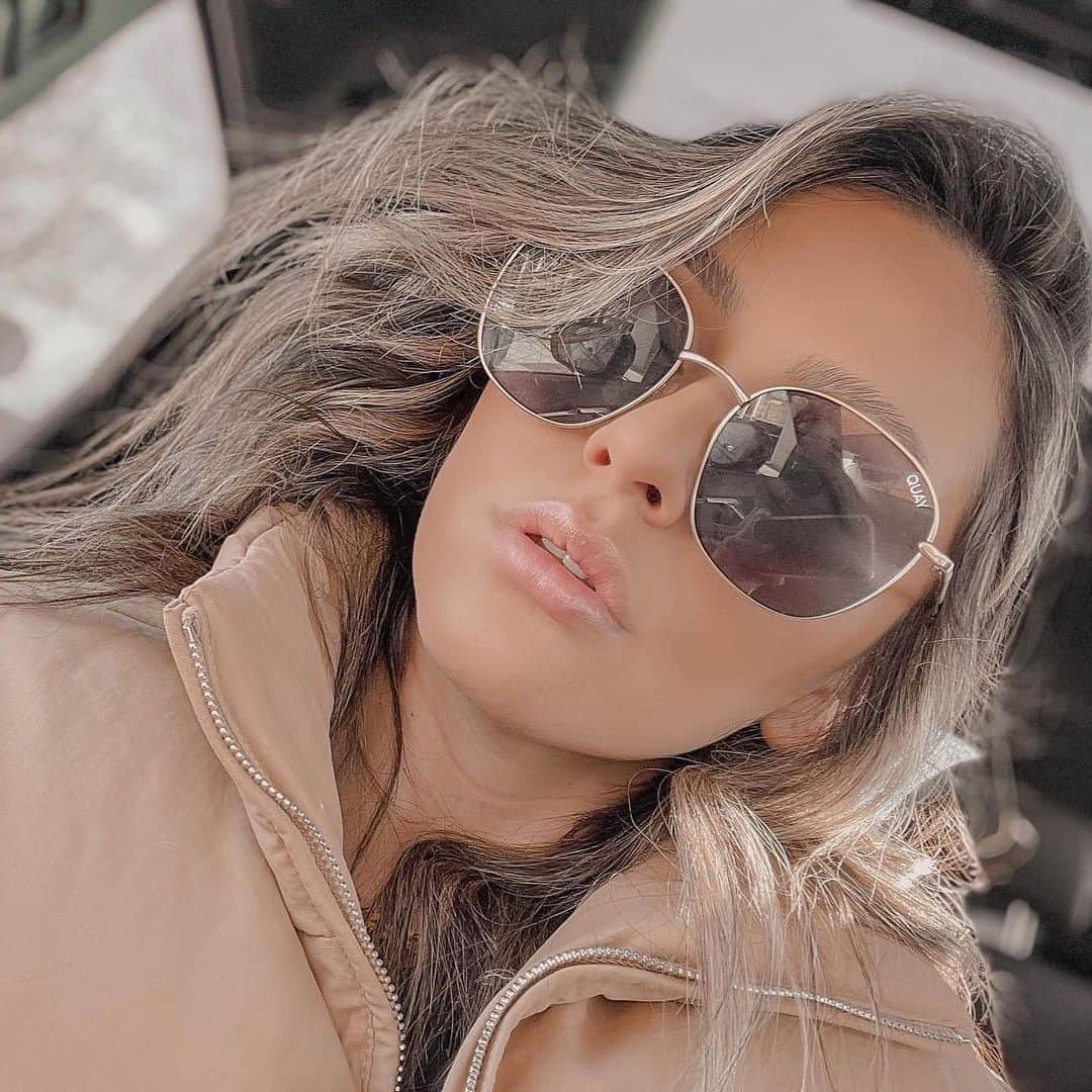 quayaustraliaさんのインスタグラム写真 - (quayaustraliaInstagram)「JEZABELL goes with just about any fit, especially the monochromatic ones 😉@aaanirac in JEZABELL gold/smoke #FINDYOURQUAYS」2月28日 3時30分 - quayaustralia
