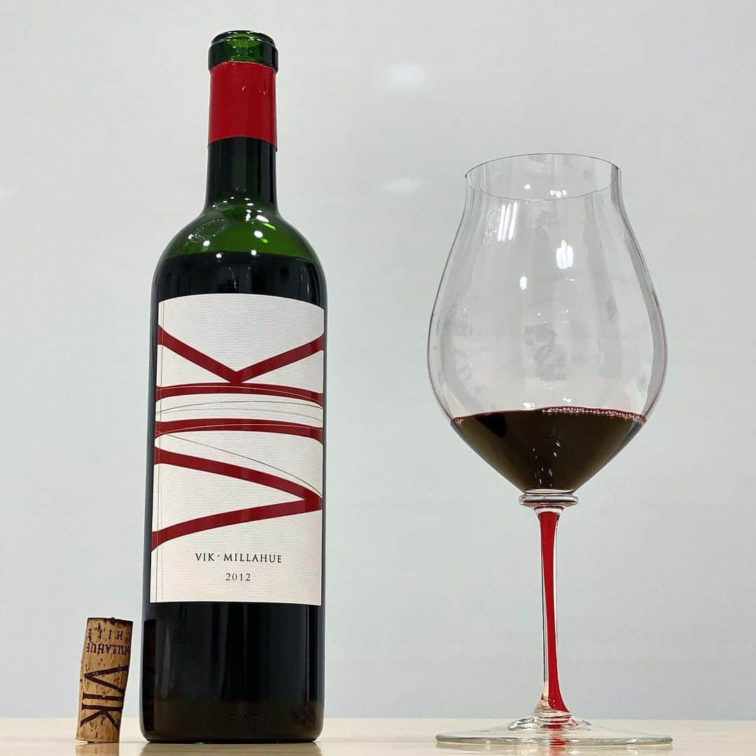 エンリケ・ソラ・クレメンテさんのインスタグラム写真 - (エンリケ・ソラ・クレメンテInstagram)「Elaborado de 53% Cabernet Sauvignon, 35% Carménère, 6% Cabernet Franc, 4% Merlot y 2% Syrah con una crianza durante 23 meses en barrica de roble francés. Elegancia pura. El 2004, Alexander & Carrie VIK se propusieron una meta muy ambiciosa: desarrollar viñedos de clase mundial para crear vinos únicos. Para encontrar el mejor terroir y lograr esta meta, reunieron un equipo de enólogos, climatólogos, geólogos, viticultores y agrónomos para realizar una búsqueda en Sudamérica. En el año 2006 adquirieron 4.500 hectáreas en Chile, en el Valle de Cachapoal. El lugar escogido fue Millahue, denominado por los mapuches (pueblo originario indígena chileno) "Lugar de Oro". El 2006 se plantaron las primeras vides en sólo 327 hectáreas. En VIK los conceptos de ciencia, tecnología y conocimiento son su base, la pasión es su motor y el vino es la expresión de su arte. Sus vinos holísticos son el resultado de un magnífico terroir trabajado con las mejores técnicas y prácticas vitivinícolas que puedan existir. Y una mención con cariño al artista Cristian Vallejo, Chief Winemaker, que es el responsable de todo el proceso que desemboca en cada botella que sale de la bodega. ( @cristian.vallejo.winemaker ). Viña Vik, vino y arte a los pies de Los Andes. Degustado en Riedel Fatto A Mano Performance Pinot Noir Red. Salud gente! Y que sigáis disfrutando del vino! • • • • • #vino #vin #vinho #вино #ワイン #紅酒 #wein #champagne #winelover #wineinfluencer #winetime #winecellar #wineporn #instawine #winetasting #sommelier #champagnelover #somm #vik #vikwine #cachapoal #cachapoalvalley #millahue #riedel #chile」2月28日 3時31分 - kike_sola