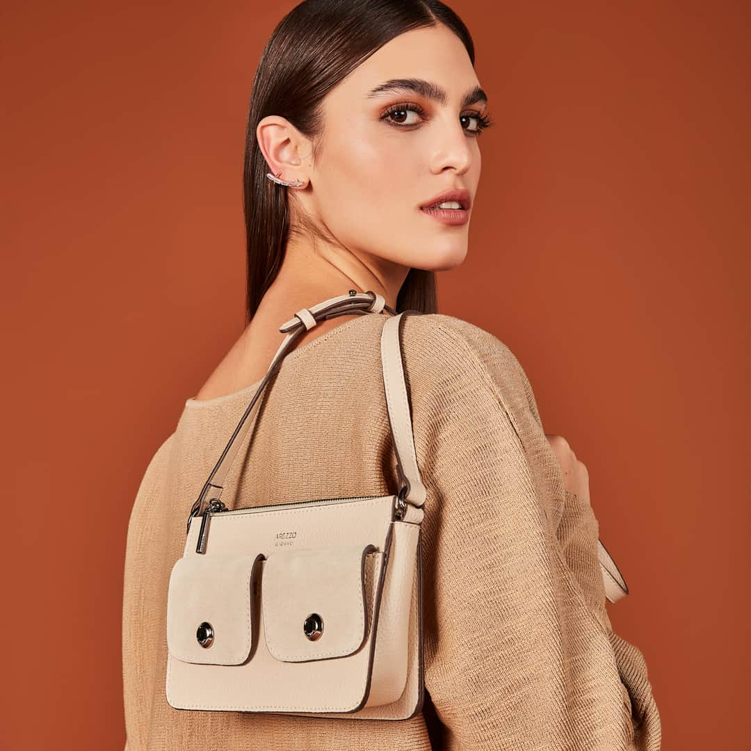 Arezzoのインスタグラム：「Urbano e com informação de moda! 🤍 ⠀ A bolsa #ArezzoPaola Off-White pequena é super prática! Tendência da temporada, ela é ideal para carregar apenas o essencial e ainda garantir muito estilo nas suas produções. ✨ ⠀ Ref.A5810004500004/ R$299,90」