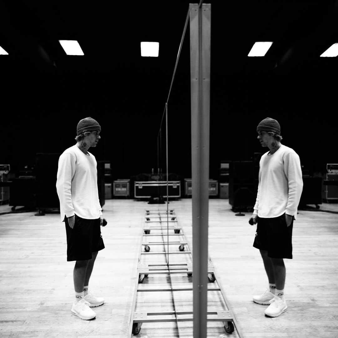 ジャスティン・ビーバーのインスタグラム：「Sometimes looking in the mirror can be quite scary. Sometimes we dont like the person we see. Our past can often times hold us back from being all that we can be. We get stuck. We let fear stop us from achieving our goals and dreams.. If i could humbly tell you that those lies you are believing aren’t true. There’s hope for your troubled heart and his name is Jesus. He is obsessed with us and has forgiven our past present and future releasing us from all shame. He is the reason, he is answer this I am certain.  📷: @rorykramer」