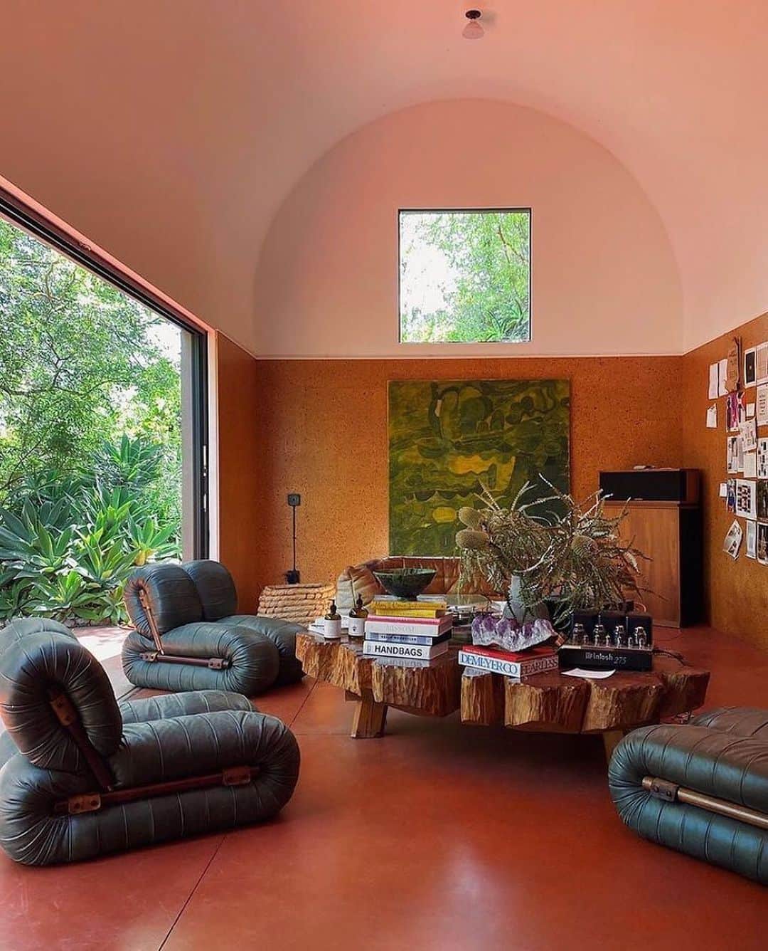 AnOther Magazineさんのインスタグラム写真 - (AnOther MagazineInstagram)「The Flamingo Estate, Los Angeles 🌷 Would you swap your living room for this one? #AnOtherInterior⁠⁠ ⁠⁠ RG @noodmude, @pjmattan, @flamingo_estate 🔁」2月28日 3時44分 - anothermagazine