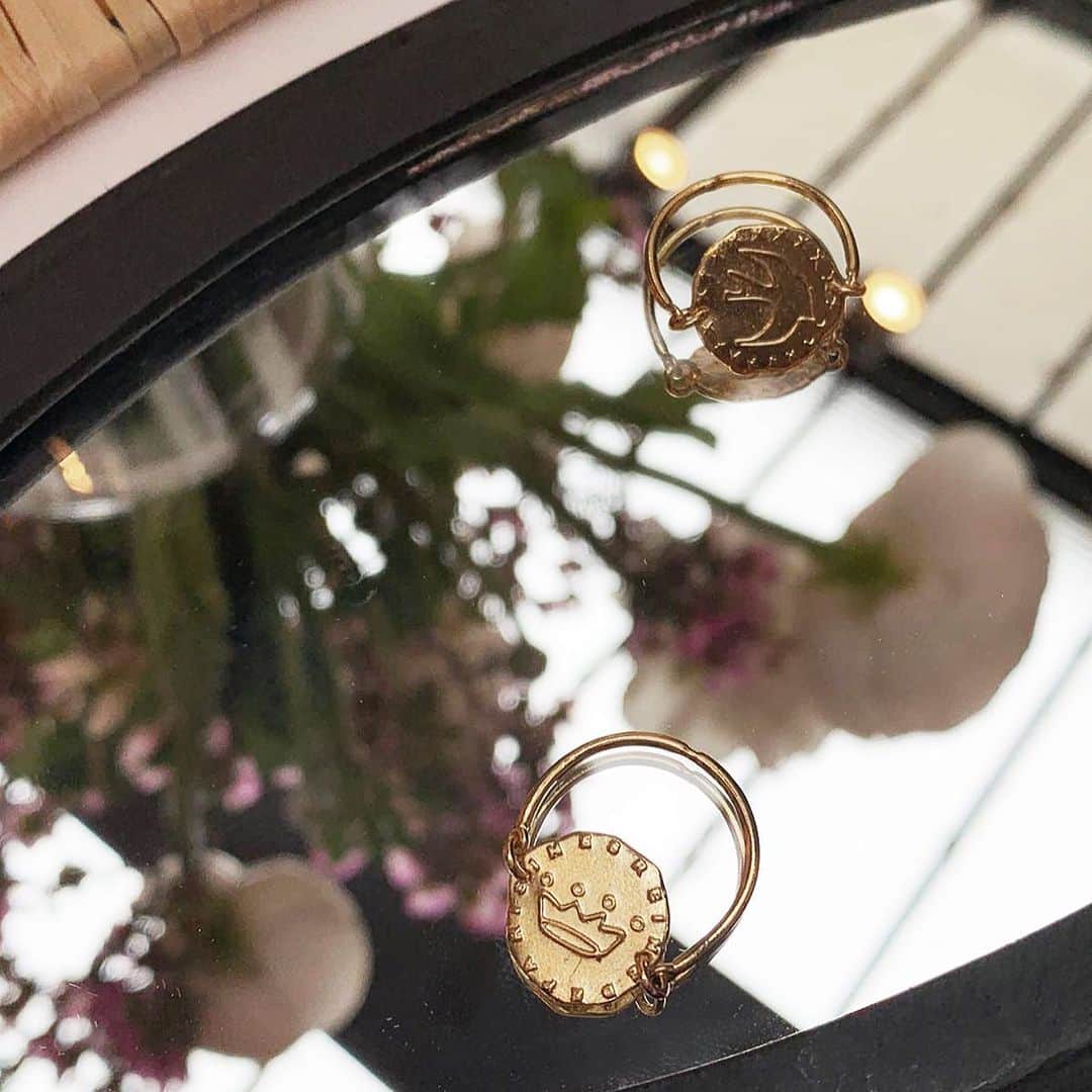 イネスドゥラフレサンジュのインスタグラム：「Grande nouvelle ! Les bijoux Lutèce reviennent en ligne et en exclusivité dans notre boutique parisienne du 24 rue de Grenelle. — Lutèce jewelry is back online and in our parisian store rue de Grenelle!  www.inesdelafressange.fr  #inesdelafressange #inesdelafressangeparis #bijoux」