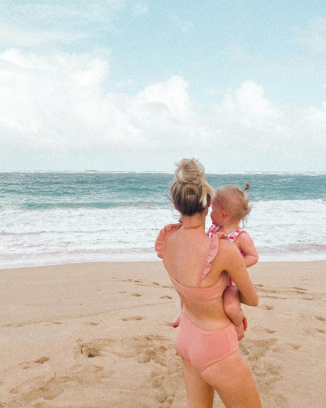 Aspyn Ovard Ferrisさんのインスタグラム写真 - (Aspyn Ovard FerrisInstagram)「Beach day with my best girl 🥥🌴 Wearing a new @albionfit suit and teaming up with them for a giveaway! They are giving away a suit from their new line and a swag bag worth over $1000!! To enter, follow them and tag a friend in the comments! 💕 Winner will be announced 3/2. #ad」2月28日 3時55分 - aspynovard