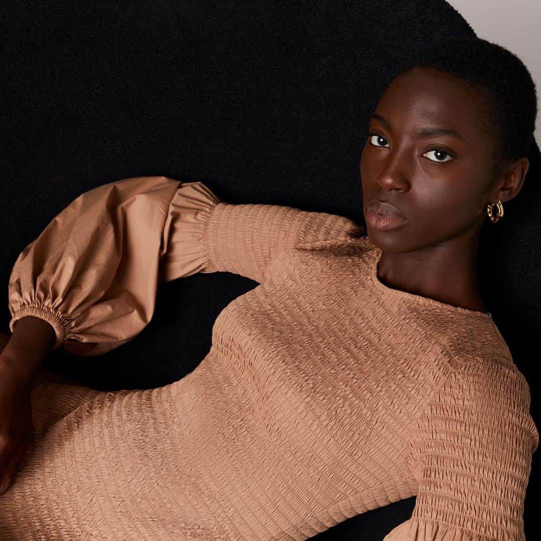 エーエルシーのインスタグラム：「Our Kora dress features voluminous sleeves and sleek smocking」