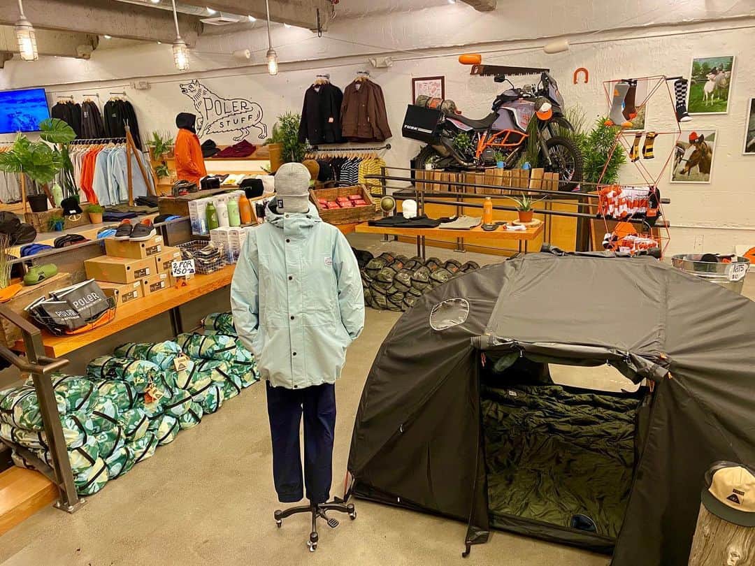 Poler Outdoor Stuffさんのインスタグラム写真 - (Poler Outdoor StuffInstagram)「Shop is open ‘till 5 today! Select products in-store are still up to 50% off! See you there ⛺️. #campvibes」2月28日 4時26分 - polerportland