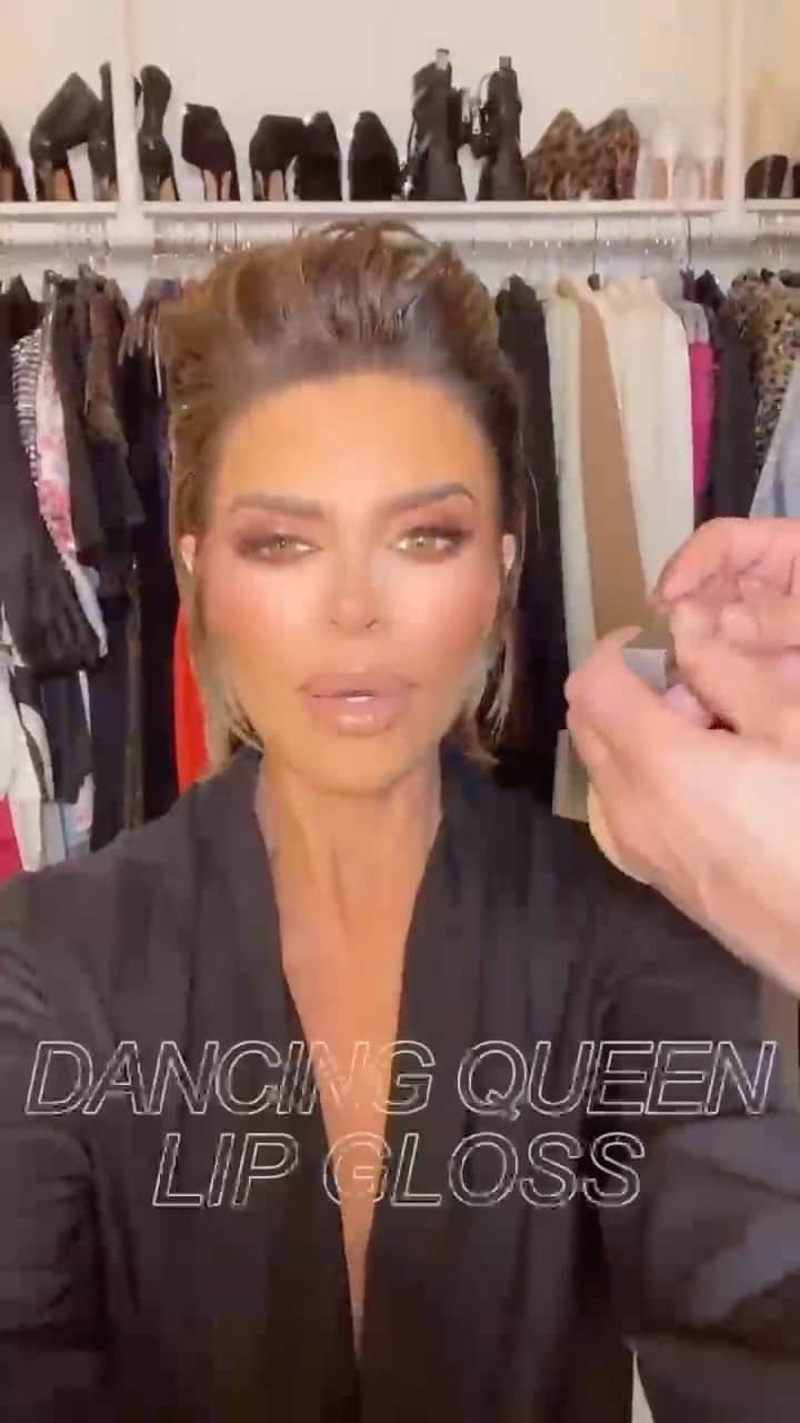 リサ・リナのインスタグラム：「This is How We Do It. 💋💋 RinnaBeauty.com」