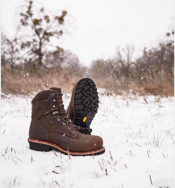 チペワのインスタグラム：「Snow is no match for the superior protection of the Bolville Logger. 73211.⠀ ⠀ #chippewaboots #thebestbyfar #logger #insulatedboots」