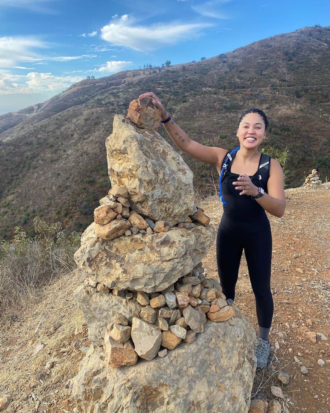 エイヨシャ・カレーのインスタグラム：「Ready for another hiking experience! Nothing like a little nature. Gods gift. 🙏🏽」