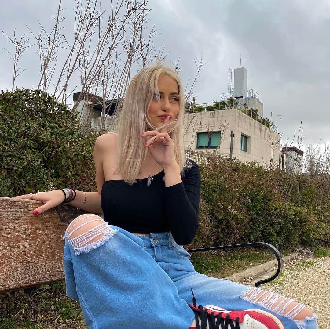 SHEINのインスタグラム：「Conquer the day in style! 🖤 @by.marta  Shop Item #: 1218692  #SHEINgals #SHEINstyle #SHEINSS21 #casualstyle」