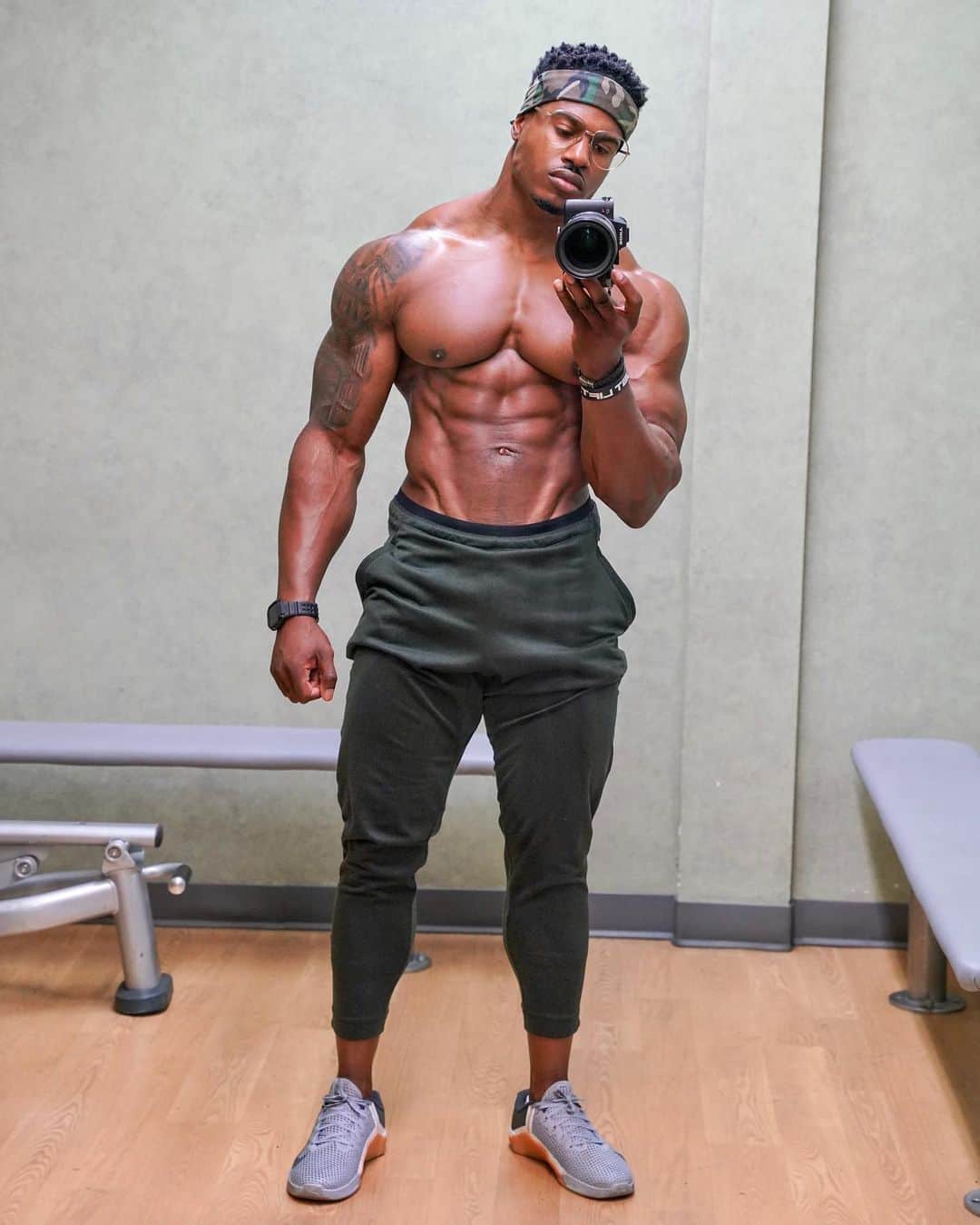 Simeon Pandaのインスタグラム：「Who’s ready to get busy today? 🔥 Got arms, then going ham on cardio, 1hr minimum 🔥🔥🔥⁣ ⁣ 🏠 I want to help you train AT HOME! ⁣ Visit my YouTube Channel: ⁣ YouTube.com/simeonpanda⁣ Plenty of FREE home routines 👊🏾⁣ ⁣ 👉 You can download my training programs at simeonpanda.com⁣ ⁣ 💊 Follow @innosupps ⚡️ for the supplements I use👌🏾⁣⁣」