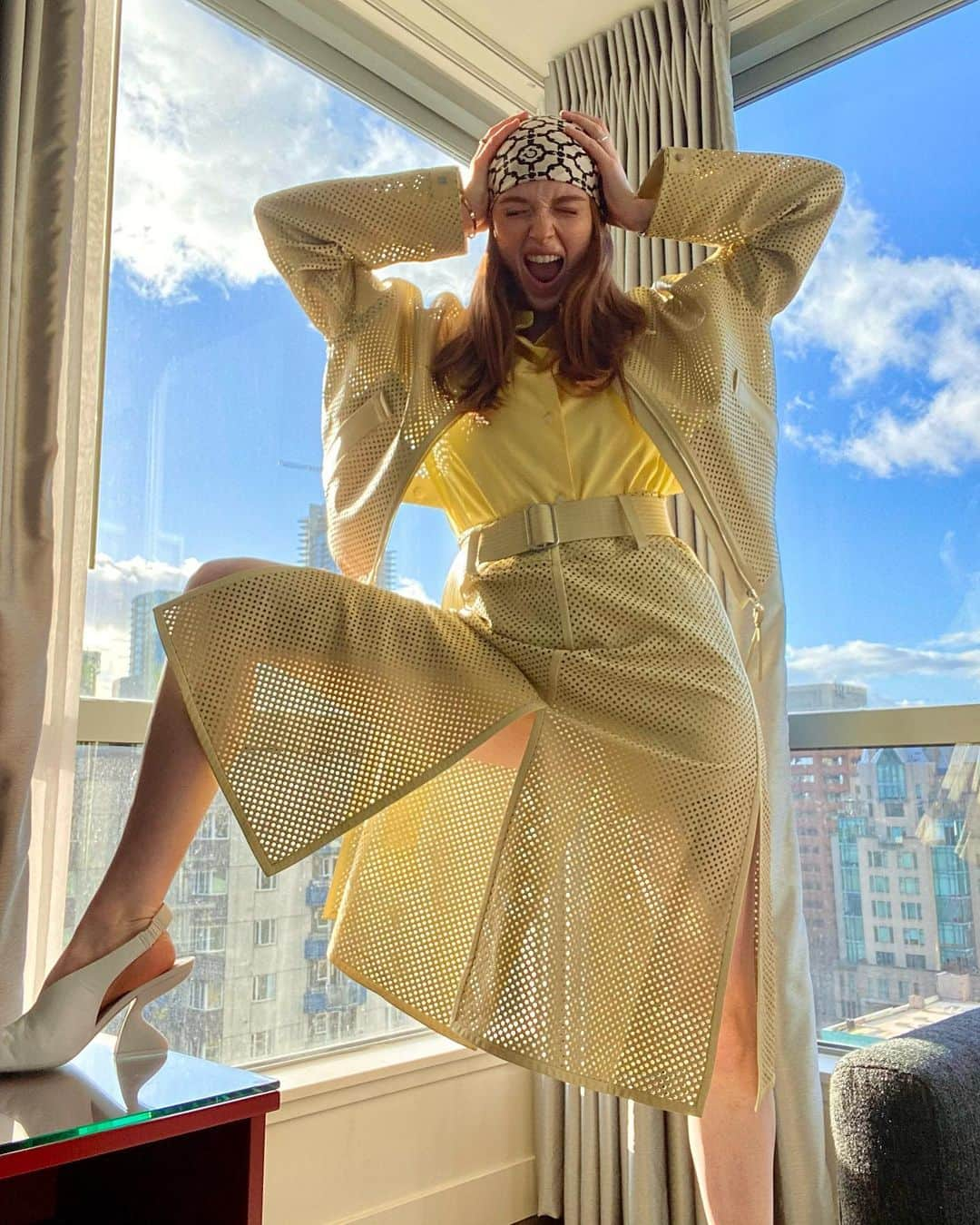 Larsen Thompsonさんのインスタグラム写真 - (Larsen ThompsonInstagram)「How I’m feeling day 7 into quarantine... but also screaming as I watch the @ferragamo #FerragamoAW21 show💛」2月28日 4時53分 - larsenthompson