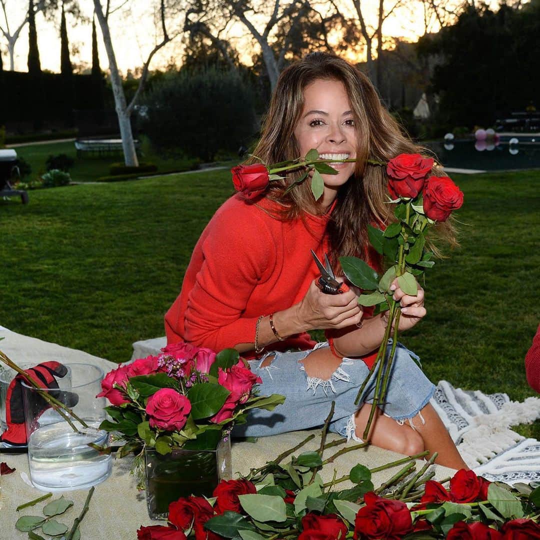 ブルック・バークさんのインスタグラム写真 - (ブルック・バークInstagram)「🌹❤️🌹 Enjoying the last days of February. Plant your garden next month.  #DYI @elizabethmiller74  there’s something so sexy about red roses 🌹 = passion & sacrifice.」2月28日 4時48分 - brookeburke