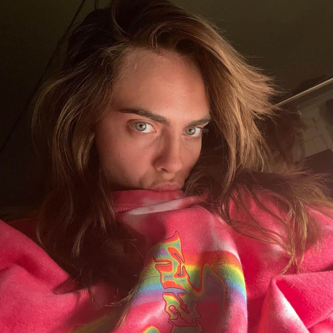カーラ・デルヴィーニュのインスタグラム：「photo dump」