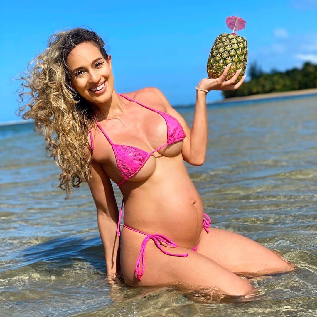 Sarah Mundoのインスタグラム：「Yoga and sunshine on this snow full moon in Virgo! 24wks size of a cantaloupe 🍈🤰🧘‍♀️ #yoga #fullmoon #beach」