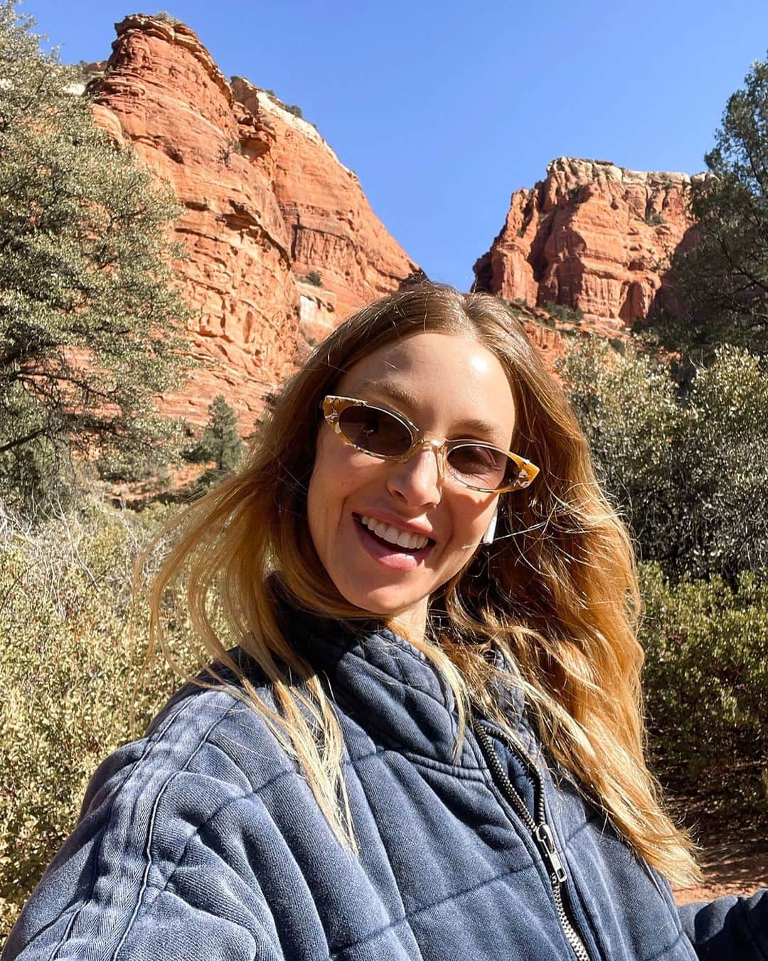 ホイットニー・ポートのインスタグラム：「Ok, so I know it's almost spring, ♓️🙋🏼‍♀️ but it's still pretty chilly in most places. To take Sonny to school, I will just throw on one of these layers over my sweats or pajamas, and boom. I'm done. Who cares. Jackets can make a look. When I posted this @freepeople  jacket last, you guys were obsessed, so I thought I'd do a blog post featuring cozy outerwear layers I own and am super into right now on www.WHITNEYPORT.com. #linkinbio」