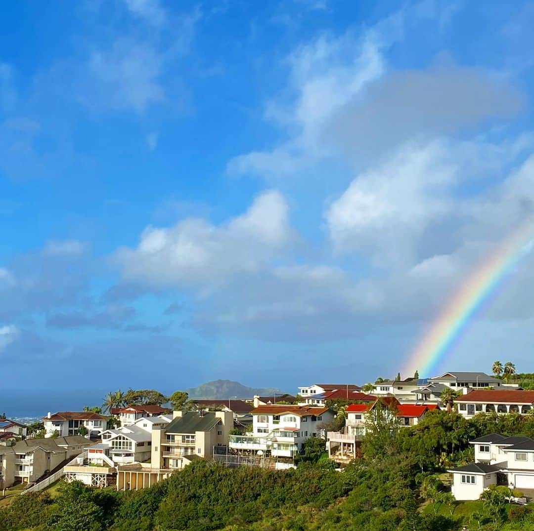 マキ・コニクソンさんのインスタグラム写真 - (マキ・コニクソンInstagram)「ハワイからおっはよ〜 のヨースケ！🌺🌺  朝から虹ちゃま！🌈 私はハワイの青空に七色の虹ちゃまが 一番映えると思う！✌🏼 すぐ横はダイアモンドヘッド様！ このコラボが自分のお気に入り！🤙🏼  いい事ありそうだから ハワイからハッピーレインボーの おすそ分けします！🌈😊  ハワイにいるだけでテンションアガル！ 昨日までの雪景色がまるで嘘のよう...🤔  今日からリフレッシュ スタート！ 気持ちを切り替えて頑張り過ぎずに 自分のペースで頑張ります！💪🏼  今日はSHIHO @shiho_style と インスタライブだ！ すっごく楽しみ！😊 気取る必要もないしいつもの様に ぶっちゃけトーク炸裂で楽しんじゃおう！  今日もお互い Have an Alohappy Day!! 😄🤙🏼 同じ一日なら楽しんじゃおう！  #エアハワイ🌺  #ハッピーレインボーのおすそ分け🌈  #リフレッシュ大切」2月28日 5時02分 - makikonikson