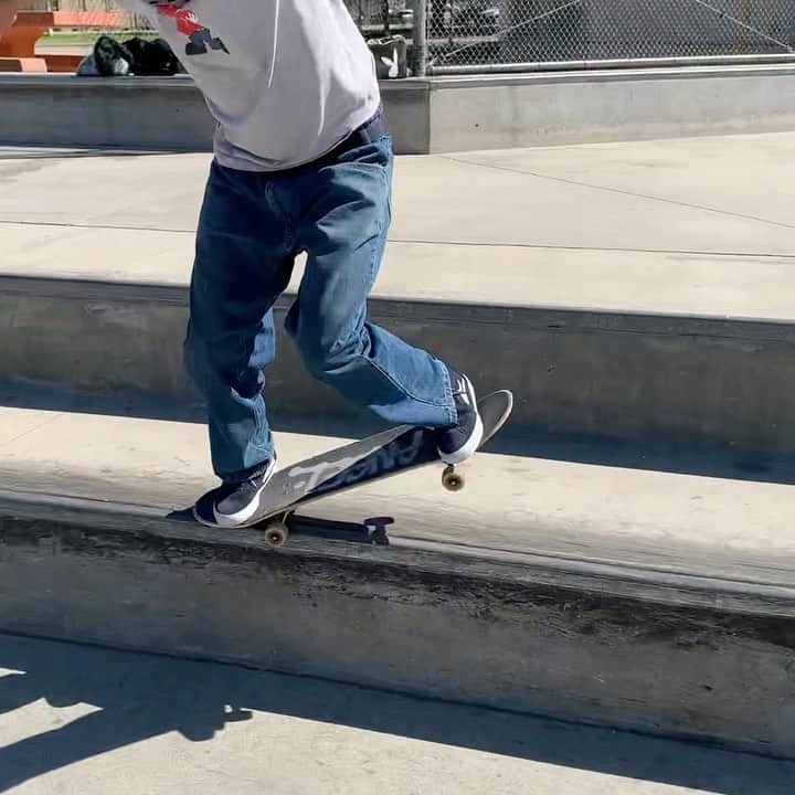ラカイリミテッドフットウェアのインスタグラム：「@steviieperez ✔️✔️✔️ Filmed by @pabstbluerobin  #Lakai #TheShoesWeSkate」