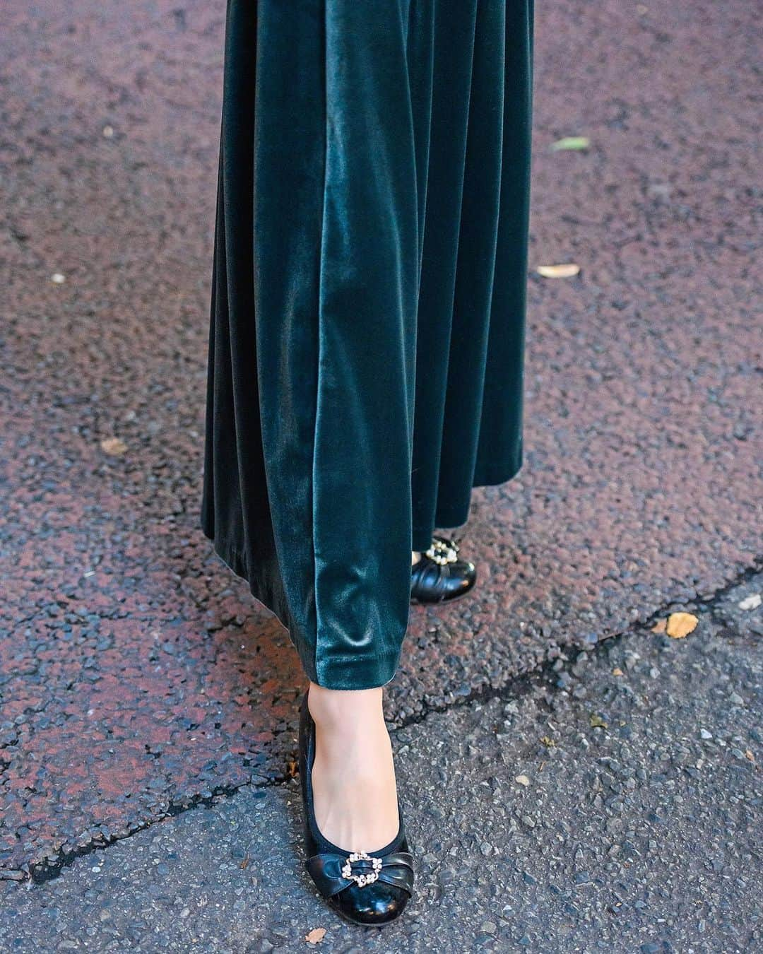 Harajuku Japanさんのインスタグラム写真 - (Harajuku JapanInstagram)「18-year-old Japanese student Mikael (@mikael_140506) on the street in Harajuku. She’s wearing a green velvet dress by Pameo Pose with a Tete salon de Chapeau pillbox hat, Restyle lace gloves (swipe left for closeup), Snidel faux fur bag, accessories by Killstar, and black leather shoes.」2月28日 5時07分 - tokyofashion