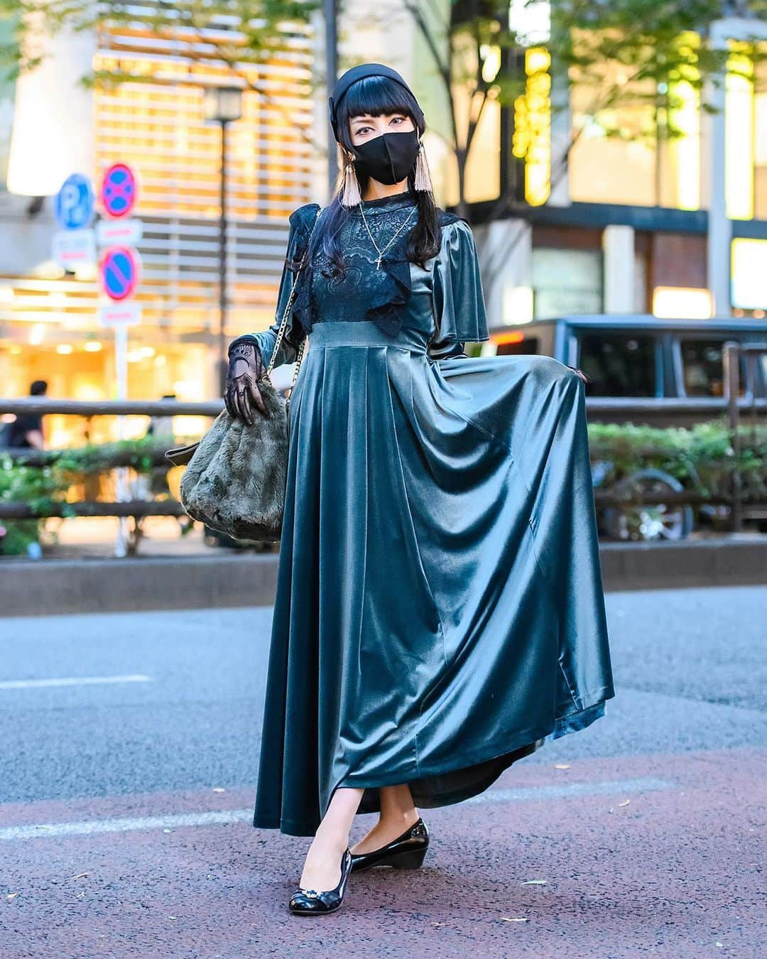 Harajuku Japanさんのインスタグラム写真 - (Harajuku JapanInstagram)「18-year-old Japanese student Mikael (@mikael_140506) on the street in Harajuku. She’s wearing a green velvet dress by Pameo Pose with a Tete salon de Chapeau pillbox hat, Restyle lace gloves (swipe left for closeup), Snidel faux fur bag, accessories by Killstar, and black leather shoes.」2月28日 5時07分 - tokyofashion